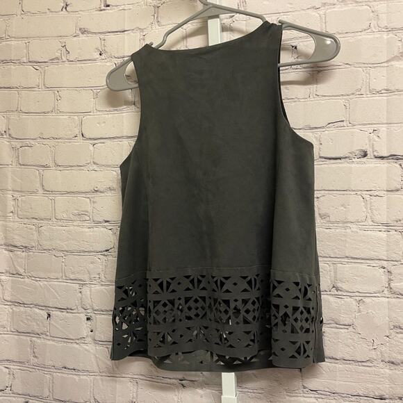 ANTHRO - HD IN PARIS - Laser Cut Sleeveless Blouse - Picture 2 of 6